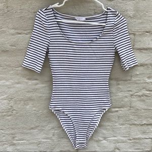 SALE 2/$20 Double zero stripe fitted ribbed bodysuit scoop neck 90’s sz L